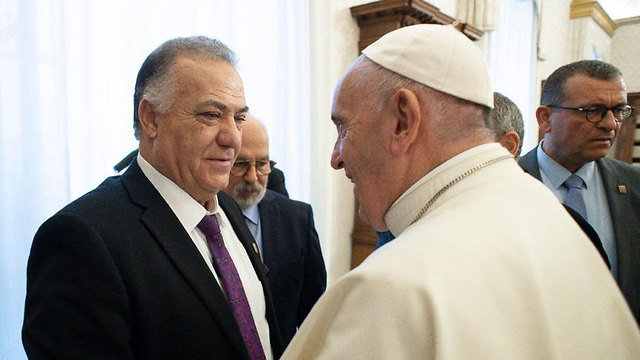 ראש עיריית נצרת עם האפיפיור (צילום: הוותיקן)
