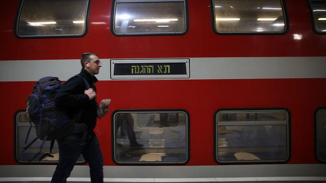 Экспресс на платформе станции Ицхак Навон в Иерусалиме. Фото: Алекс Коломойский
