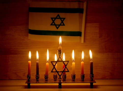 Верующим объяснили значение цветов свечей с Благодатным огнём из Иерусалима