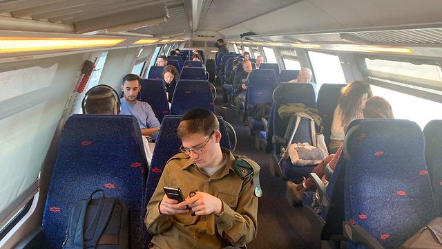 Утренний поезд в Иерусалим. Фото: Рои Рубинштейн