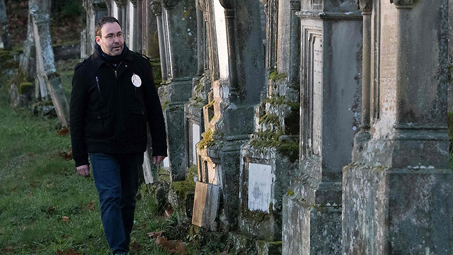 ליונל גודמה ה נוצרי שומר על קברים מצבות של יהודים ב בית עלמין קברות יהודי ב אלזס צרפת ב יונגהולץ  (צילום: AFP)