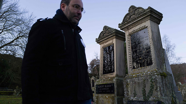 ליונל גודמה ה נוצרי שומר על קברים מצבות של יהודים ב בית עלמין קברות יהודי ב אלזס צרפת ב יונגהולץ  (צילום: AFP)