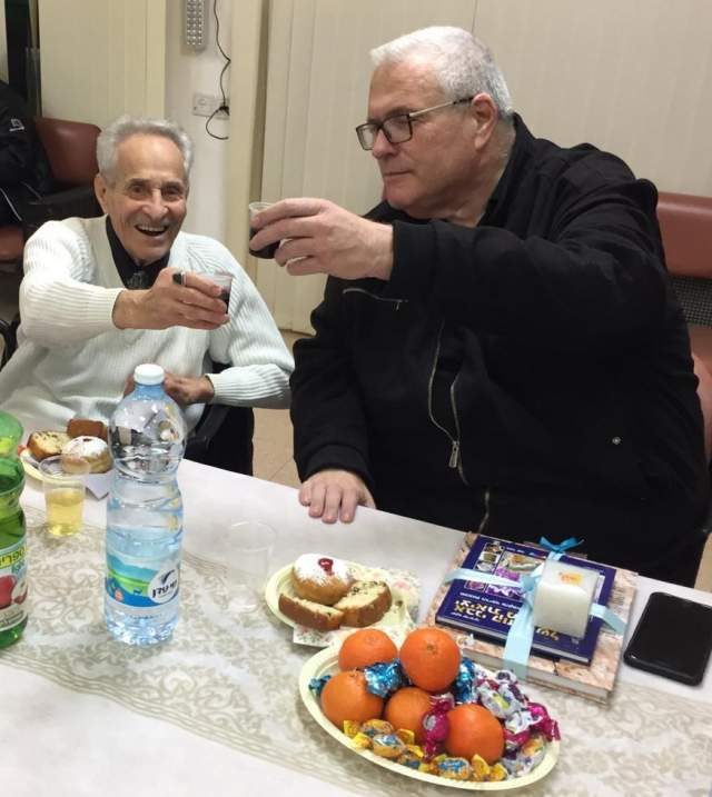 Яков Шейвиц и Юваль Френкель за праздничным столом. Фото: пресс-служба "Амигура"