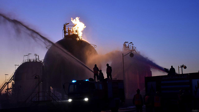 סוריה חומס מורדים תקיפה מתקן נפט גז  (צילום: EPA)
