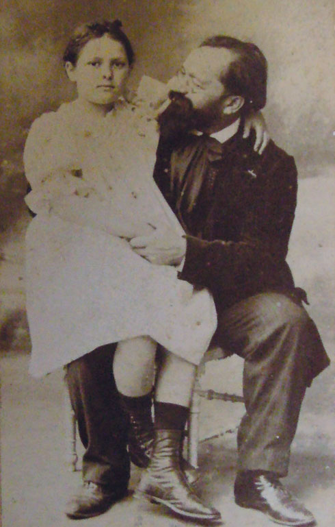 אנג'ליקה עם אביה בוריס, לפני שהקשר ביניהם התנתק (צילום: אלבום פרטי)