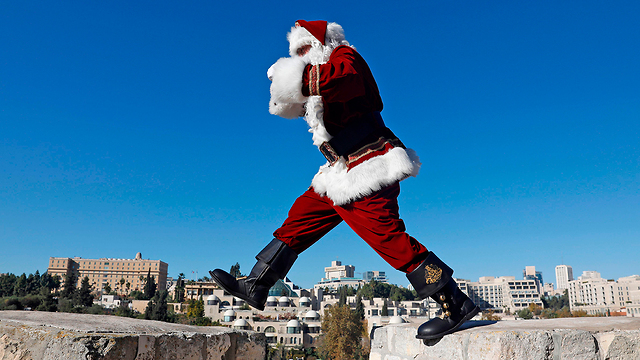 חג המולד סנטה קלאוס חומות העיר העתיקה ירושלים (צילום: AFP)