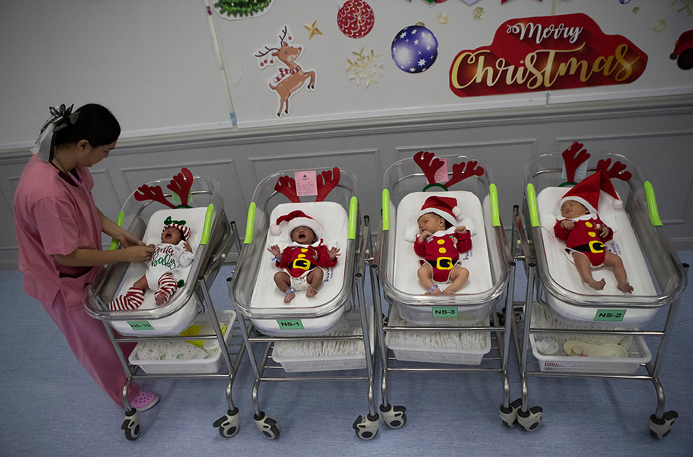 חג המולד תינוקות רכים בית חולים בנגקוק (צילום: AP)