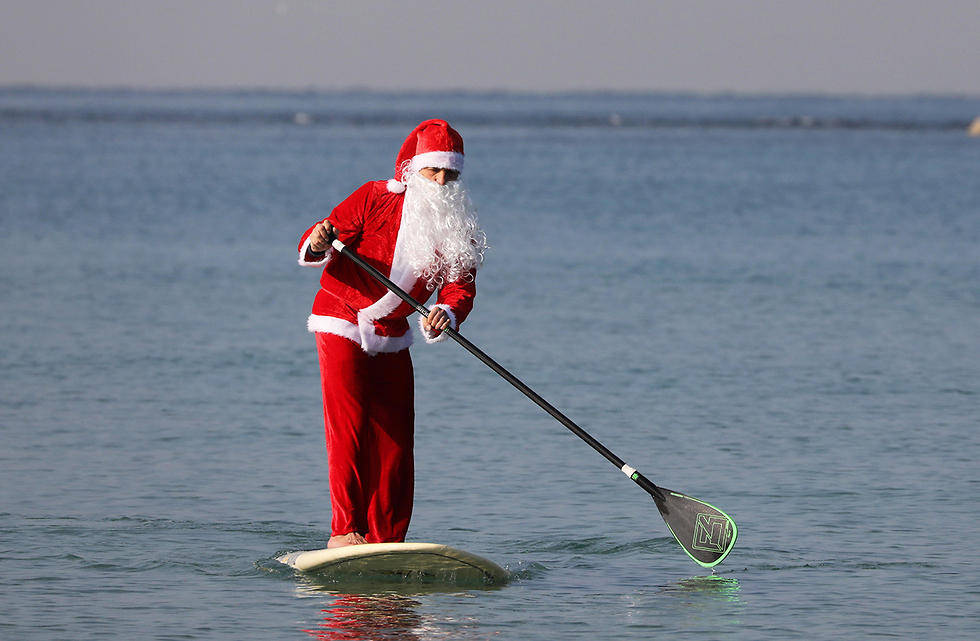 חג המולד סנטה קלאוס חופי תל אביב (צילום: EPA)