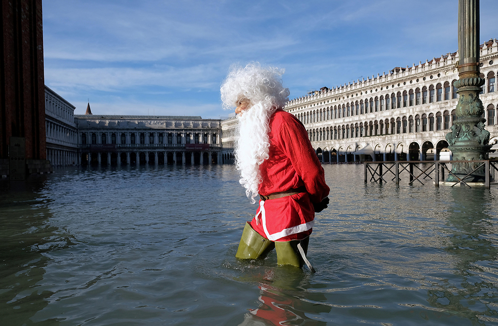 חג המולד סנטה קלאוס כיכר סן מרקו ונציה הצפה שיטפון (צילום: רויטרס)