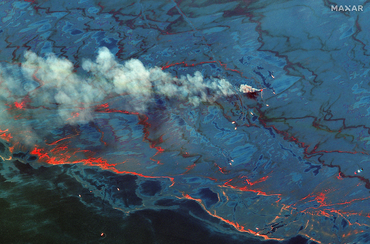 דליפת הנפט של BP, שהחלה ב-20 באפריל 2010, הייתה דליפת הנפט הגדולה ביותר מול חופי אמריקה אי פעם. היא החלה בפיצוץ באסדת הקידוח "Deepwater Horizon" שבו נהרגו 11 בני אדם. האסדה טבעה יומיים אחר כך, ובמשך 87 ימים איומים זרם נפט למפרץ מקסיקו, בעוד מהנדסים ומדענים מנסים למצוא דרך לעצור את האסון, שפגע קשות בבעלי החיים באזור (צילום: AP) (צילום: EPA)