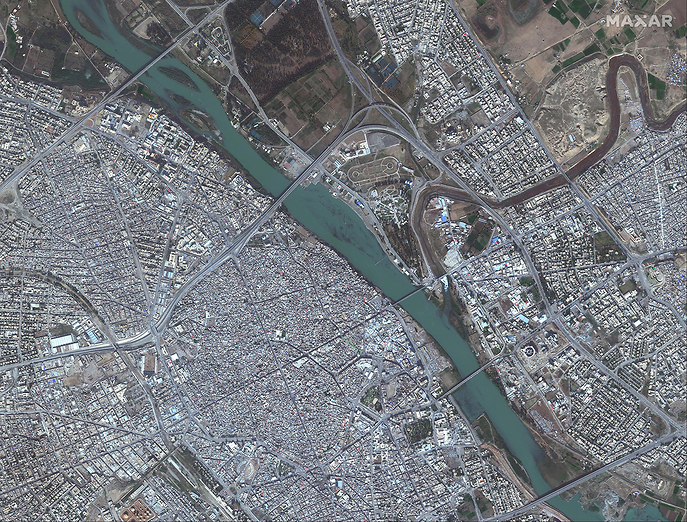 מוסול הענקית הייתה הכיבוש הגדול הראשון של דאעש בעיראק במסגרת מסע כיבושים שבו כבש הארגון שליש מהמדינה ושטח עצום מסוריה השכנה. ארגונו של אבו בכר אל-בגדדי אמנם סולק ממוסול ב-2017, אבל לא לפני שהעיר העתיקה שם הוחרבה בחודשים של לחימה איומה. בתמונה למעלה: העיר העתיקה במוסול ב-2015. למטה: האזור אחרי השחרור מדאעש (צילום: AP) (צילום: EPA)