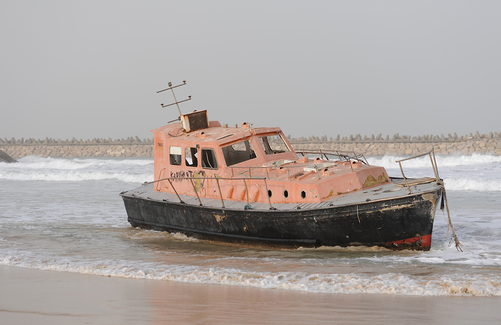 סירה נסחפה לחוף הים באשדוד  (צילום: אבי רוקח )