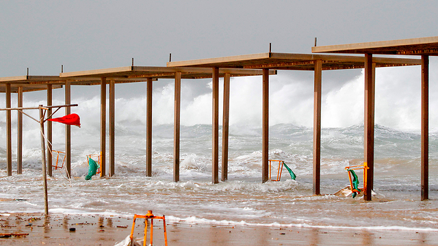 רוחות חזקות חוף ים נתניה (צילום: AFP)