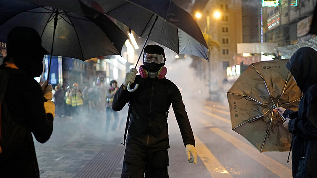 הונג קונג מהומות עימותים בין מפגינים ל משטרה  (צילום: AP)