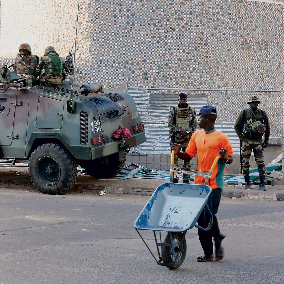 כוחות צבא ברחובות בירת גמביה. "לכולנו יש סימנים בכל הגוף" | צילום: רויטרס