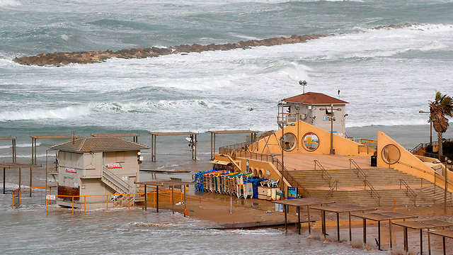 רוחות חזקות חוף ים נתניה (צילום: AFP)
