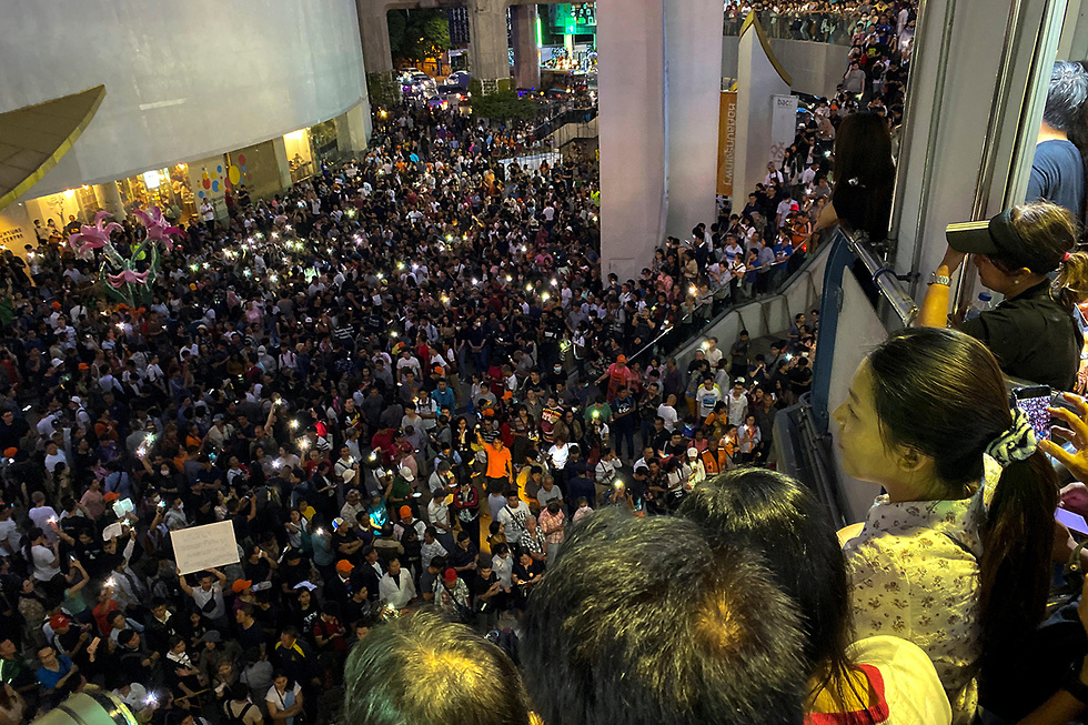 הפגנה ב בנגקוק בעד מפלגת האופוזיציה קדימה לעתיד ב תאילנד (צילום: רויטרס)