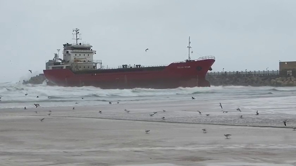 Грузовое судно вынесено бурей на берег в Ашдоде