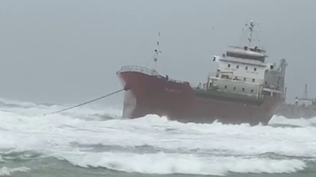 Грузовое судно вынесено бурей на берег в Ашдоде