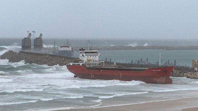 אונייה שעומדת להסחף לחוף אורנים באשדוד (צילום: גדי קבלו)