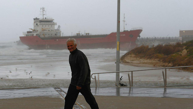 אונייה שעומדת להסחף לחוף אורנים באשדוד (צילום: אבי רוקח)