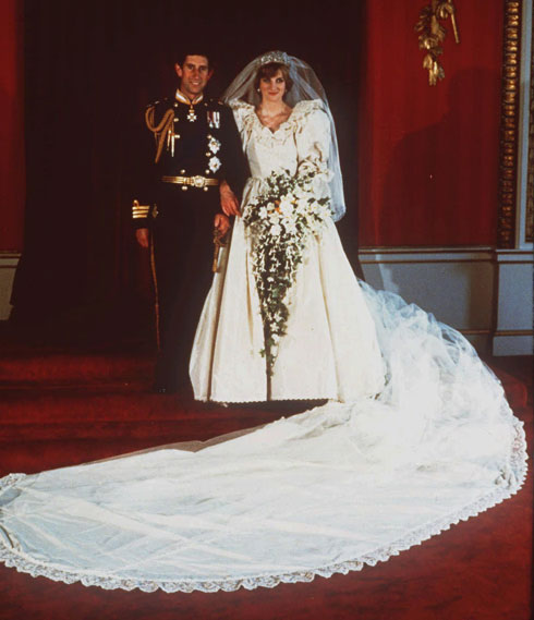 יש הרואים בשמלת הכלה עם השובל הארוך שהתקמטה בדרך לחתונה, סימן למערכת היחסים העגומה. הנסיך צ'ארלס והנסיכה דיאנה (צילום: AP)