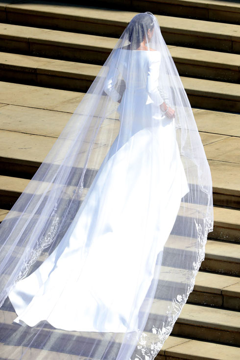 השובל בשמלת הכלה של מייגן מרקל (צילום: מתוך "איך להתלבש כמו נסיכה, סודות אופנה מלכותיים", באדיבות HOT8)