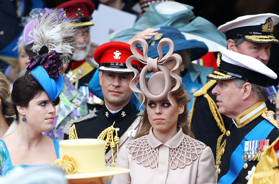 כל כובע נבחר בקפידה. הנסיכות יוג'יני וביאטריס בחתונה של הנסיך וויליאם וקייט מידלטון (צילום: Chris Jackson/GettyimagesIL)