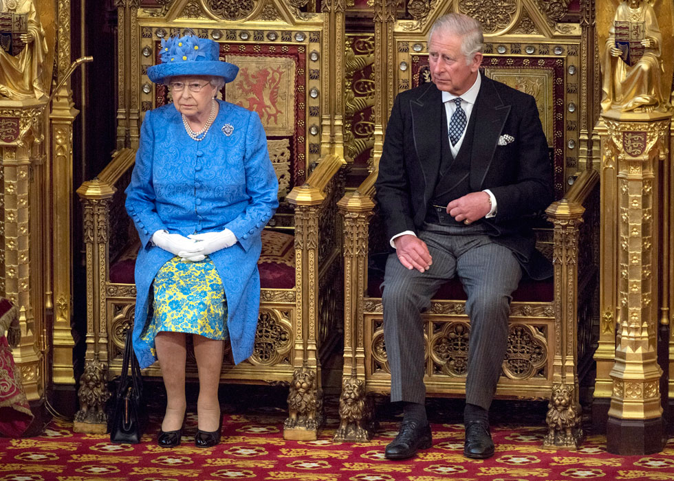 חדי העין לא פספסו את הדמיון בין כובעה של המלכה לדגל האיחוד האירופאי – רקע כחול עם כוכבים צהובים – ותהו האם היתה זו תמיכה שקטה מכיוונה בהישארות באיחוד (צילום: Arthur Edwards/GettyimagesIL)