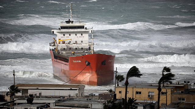 ספינה נפלטה מ נמל אשדוד  (צילום: AFP)