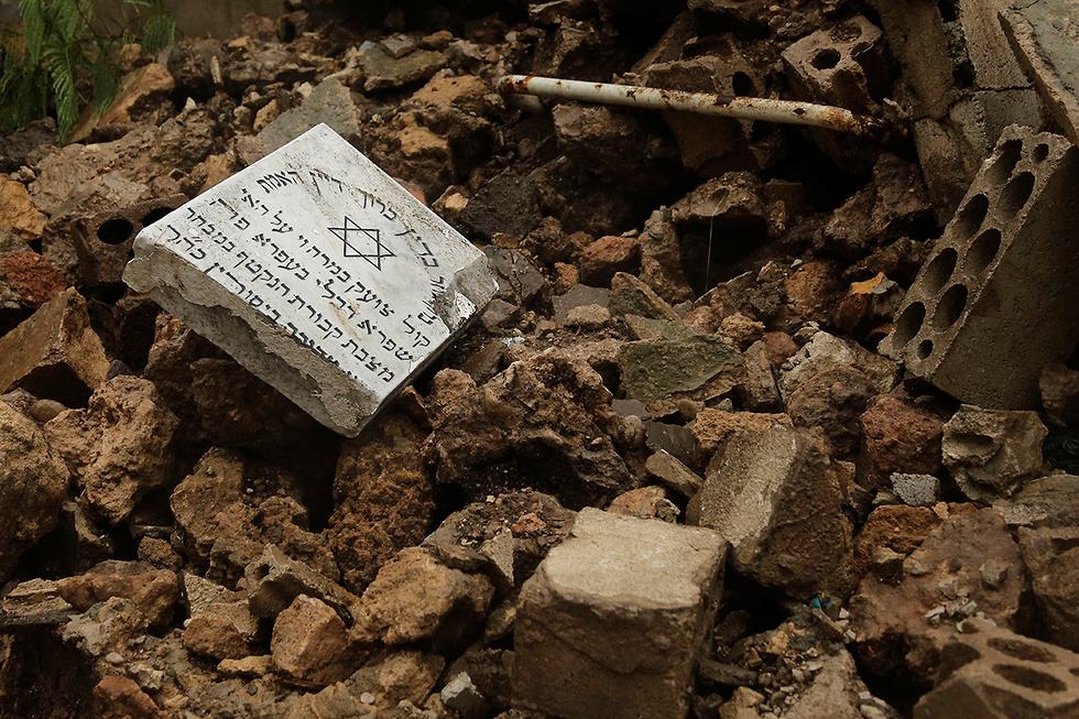 ביירות ה סופה פגעה ב בית העלמין היהודי (צילום: AP)