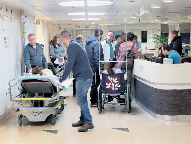 Перегруженный приемный покой - так выглядят больницы Израиля в 2019 году. Фото: Эльад Гершгорн