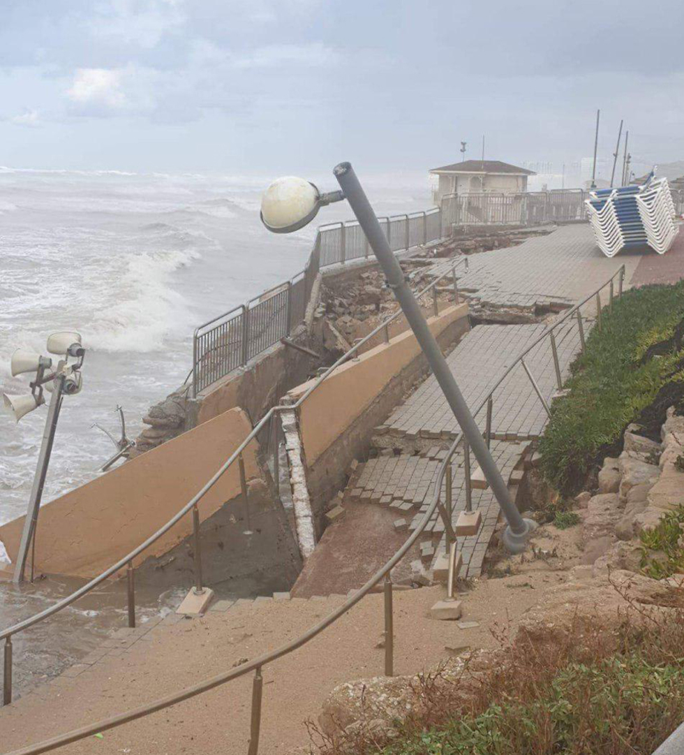 חוף הצוק קרס בעקבות הסופה  ()