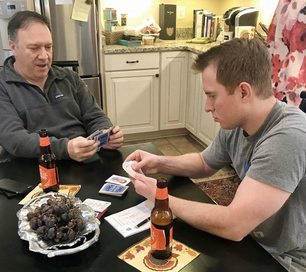Майк Помпео играет в карты с сыном