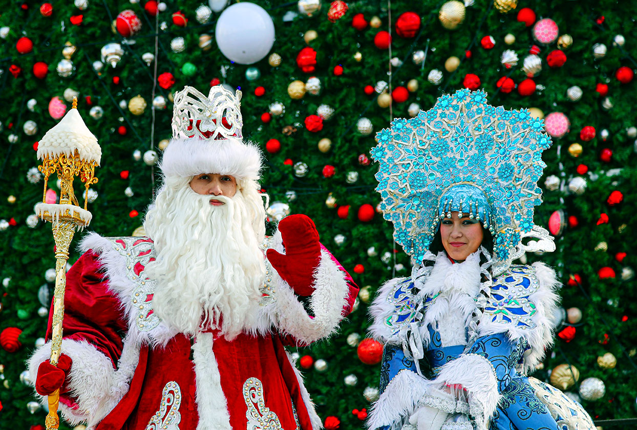 Дед Мороз и Снегурочка у главной елки в Ташкенте. Фото: Макс Лурье