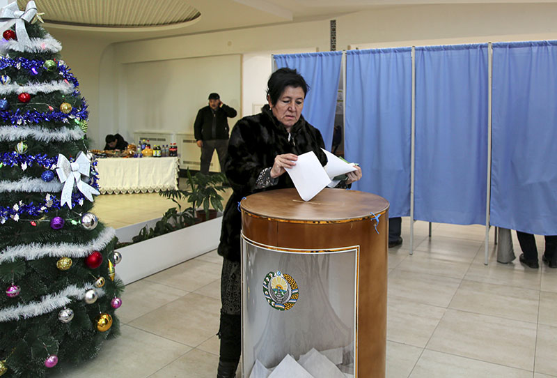 Елками украсили даже избирательные участки на состоявшихся 22 декабря парламентских выборах в Узбекистане. Фото: Макс Лурье
