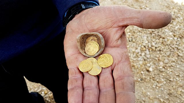 מטבעות מלפני כ-1,200 שנה (צילום: ליאת נדב-זיו, רשות העתיקות)