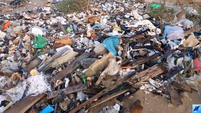 Кучи мусора, который море вынесло на берег. Фото: Рони Зив