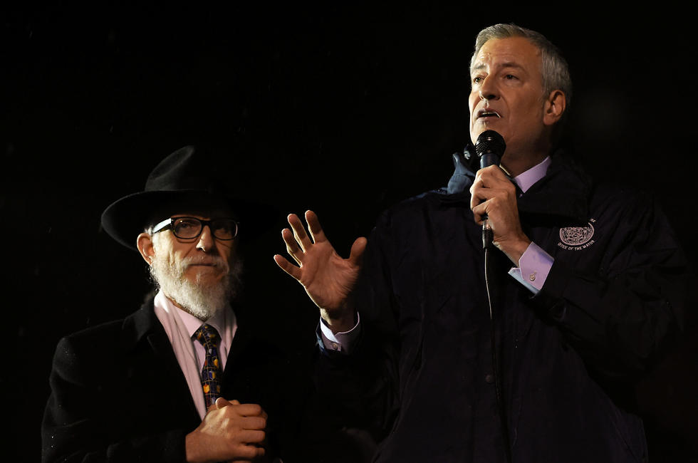 ביל דה בלזיו באירוע סולידריות עם נפגעי המתקפה בפרבר של ניו יורק, מונסי (צילום: רויטרס)
