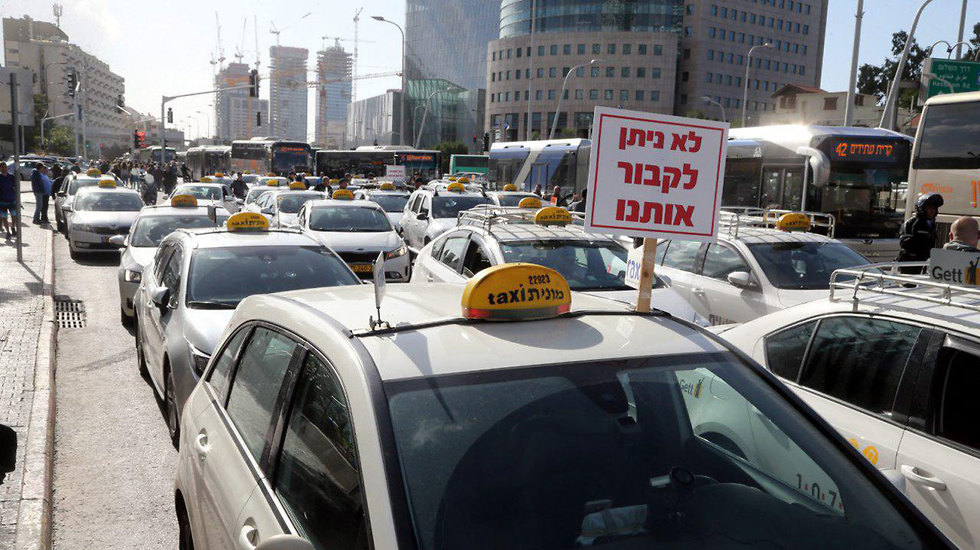 Акция протеста таксистов у перекрестка Азриэли. Фото: Ярив Кац