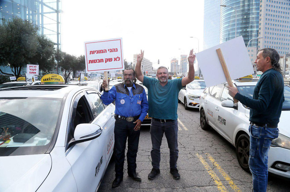 Акция протеста таксистов у перекрестка Азриэли. Фото: Ярив Кац