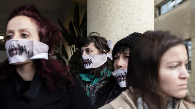 הפגנה בעד תיירת בריטית בית משפט פאראלימני קפריסין שקר אונס קבוצתי צעירים מ ישראל איה נאפה (צילום: AFP)