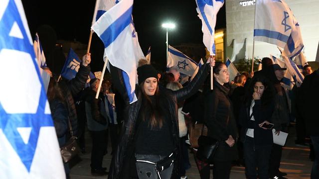 הפגנה ליגוד נגד מערכת המפשפט בעד בנימין נתניהו ב כיכר הבימה תל אביב  (צילום: מוטי קמחי)
