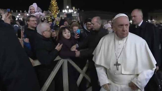 אישה לוחצת את יד האפיפיור פרנסיסקוס (צילום: רויטרס)