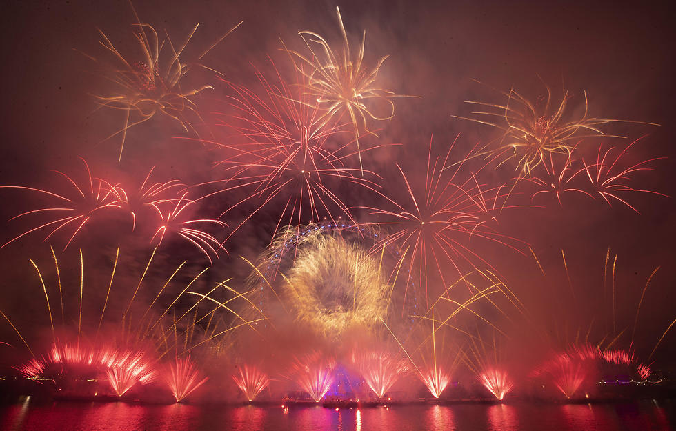 חגיגות השנה החדשה שנה אזרחית חדשה 2020 לונדון  זיקוקים (צילום: AP)