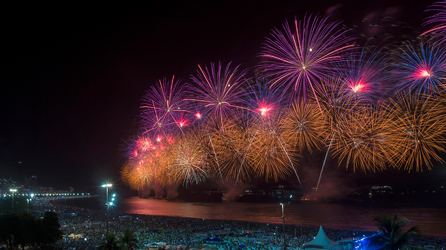 חגיגות השנה החדשה שנה אזרחית חדשה 2020  ריו דה ז'נרו ברזיל זיקוקים (צילום: AP)