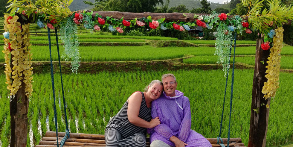 עם אשתו, שרון, בשדות האורז בפאי, תאילנד. "לפעמים כן הרגשתי טוב, לפעמים לא. היה קשה לתכנן למרחקים ארוכים"  (צילום: רון מיתר)