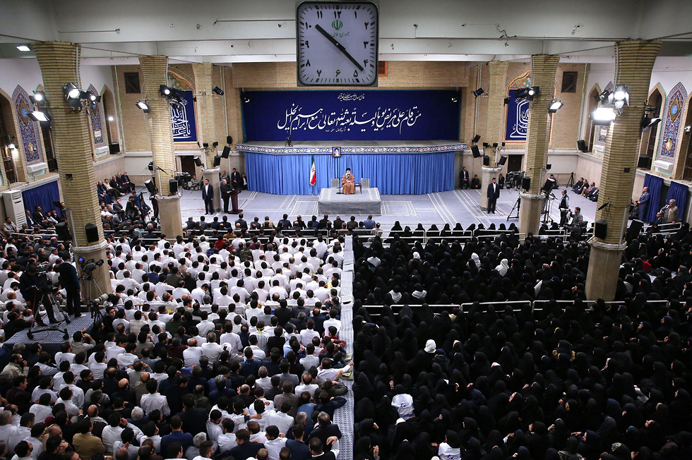 המנהיג העליון של איראן עלי חמינאי נואם ב טהרן (צילום: AFP PHOTO / HO / KHAMENEI.IR)