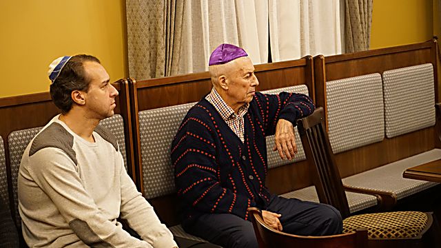 מארק וולפסון (משמאל) ולב אוסטרובסקי משתתפים בשיעור יהדות בבית הכנסת  (צילום: כנען ליפשיץ)