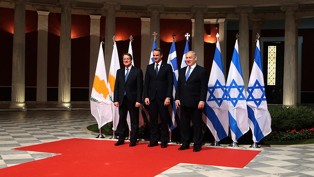 בנימין נתניהו עם ראש ממשלת יוון ונשיא קפריסין חתימה הסכם צינור גז ב אתונה (צילום: EPA)